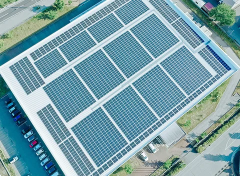  テクノロジーセンターの太陽光発電を空撮した写真
